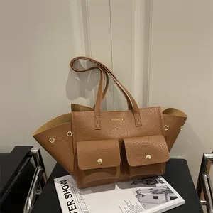 Sac cabas en cuir marron à texture litchi avec poches à boutons dorés chic