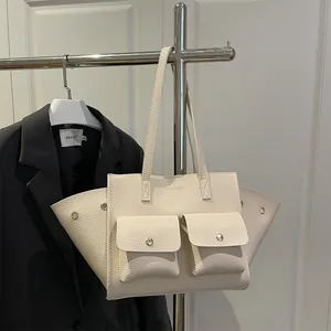 Sac fourre-tout beige minimaliste en cuir grainé avec doubles poches frontales