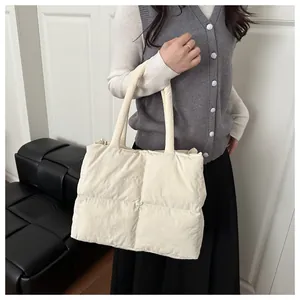 Dettaglio della borsa shopper trapuntata color crema con texture morbida imbottita