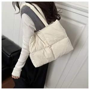 Dettaglio ravvicinato della borsa shopper trapuntata color crema in nylon morbido