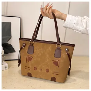 Gros plan du sac cabas en daim marron avec motif chat de dessin animé et longues anses