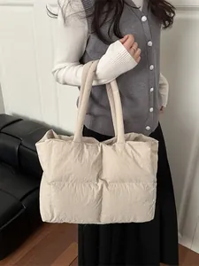 Borsa tote trapuntata beige con manici imbottiti da donna in stile moderno e minimale