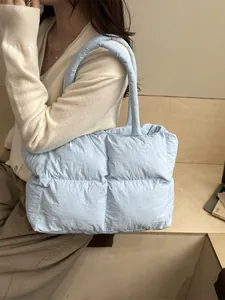 Borsa tote trapuntata azzurra da donna, grande borsa a spalla imbottita ed elegante