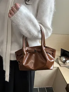 Sac à main français en cuir marron brillant avec design plissé et boucle en métal