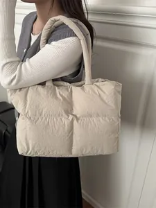 Borsa tote trapuntata beige con manici imbottiti e morbido design a nuvola per donna