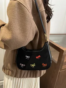 Sac bandoulière demi-lune noir avec nœuds brodés colorés et finitions dorées chic