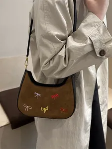 Sac sous l'aisselle en daim marron vintage avec broderie de nœuds colorés et bords noirs