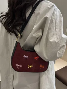 Sac à main en daim bordeaux avec broderie de nœuds colorés et bandoulière noire