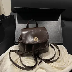 Mini sac à dos vintage en cuir marron avec boucle dorée et poignée pour femme chic