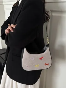 Sac hobo en daim gris avec broderies de nœuds colorés et poignées en cuir noir