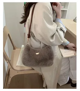 Détail du sac bandoulière en fausse fourrure avec boucle dorée et bandoulière en cuir