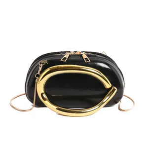 Minimalistische schwarze Halbmond-Tasche mit Designer-Goldgriff und eleganter Kette