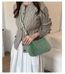 Détail du sac bandoulière en peluche verte avec texture douce et bandoulière à nœuds