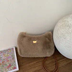 Sac Bandoulière en Peluche Style Coréen pour Femmes Fausse Fourrure Sac à Épaule Avec Décoration en Métal Couleur Unie Hiver