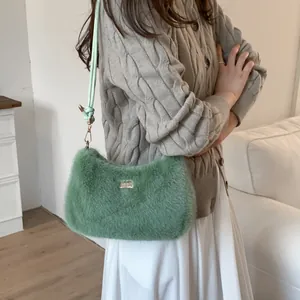 Sac bandoulière en peluche vert clair avec texture en fausse fourrure et plaque
