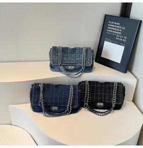 Tres bolsos tote de mezclilla acolchada con cadena plateada y cierres giratorios
