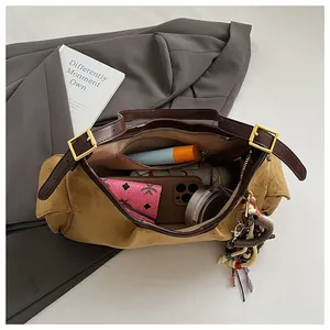 Vue de dessus d'un grand sac fourre-tout en daim avec rangement intérieur spacieux