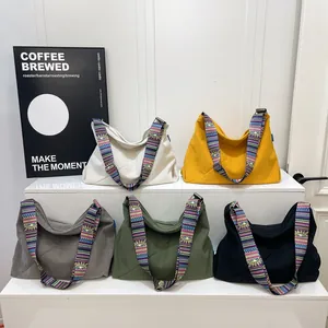 Große Cord-Einkaufstaschen in fünf Farben mit breiten Trageriemen im Ethno-Stil