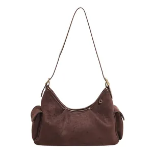 Sac hobo en daim marron avec texture plissée et finitions dorées pour usage quotidien