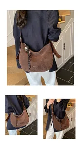 Détails du sac hobo en daim marron avec bandoulière en cuir et breloques bohèmes