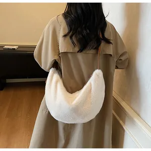Vue arrière d'un sac demi-lune en peluche blanche avec bandoulière en cuir marron