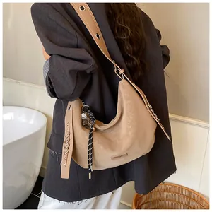 Détail du sac hobo kaki avec bandoulière réglable à œillets métalliques et chaîne décor