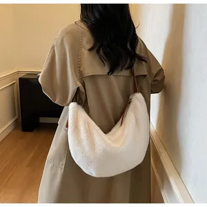 Gros plan sur le sac hobo en peluche blanche avec bandoulière en cuir marron