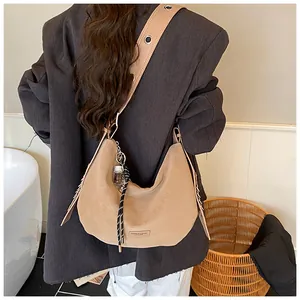 Vue arrière du sac bandoulière chic kaki en forme de croissant avec œillets métal