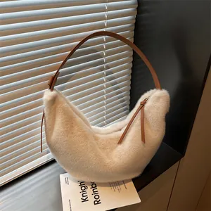 Sac croissant chic en fausse fourrure beige avec bandoulière en cuir marron et peluche