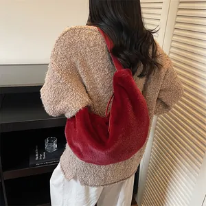 Sac à main en peluche rouge demi-lune avec texture en fausse fourrure pour femmes