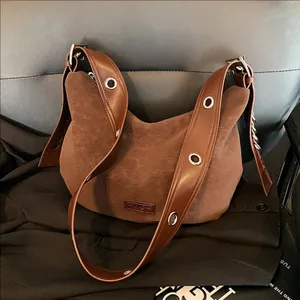 Sac Hobo Vintage en Cuir PU pour Femme Minimaliste Grande Capacité Sac à Bandoulière Épaule Avec Oeillets Métalliques et Pendentif Tressé