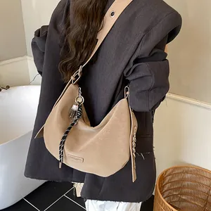 Sac bandoulière demi-lune vintage kaki avec large bandoulière à œillets sur modèle