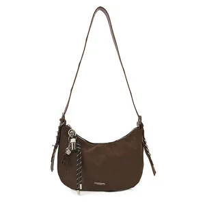 Sac bandoulière demi-lune en similicuir marron avec sangle réglable et bijou de sac