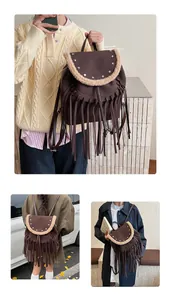 Détail d'un sac à dos bohème en daim marron foncé avec des franges et des rivets étoiles