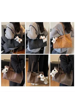 Vistas detalladas del bolso tote de ante de gran capacidad con colgante de perro