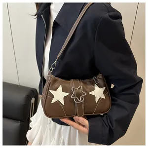 Detail der dunkelbraunen Baguette-Tasche mit weißen Sternen und Kontrastnähten