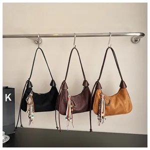 Trois sacs demi-lune en daim noir, café et camel avec détails glands et perles