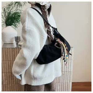 Sac hobo noir en toile avec perles colorées faites main et détails de glands tissés