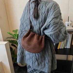 Sac croissant en daim marron avec cordon de serrage et fine bandoulière en cuir