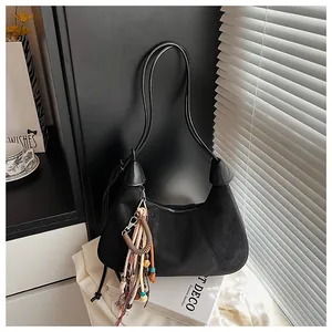 Détail du sac hobo en daim noir avec pampilles de perles colorées et fermeture éclair