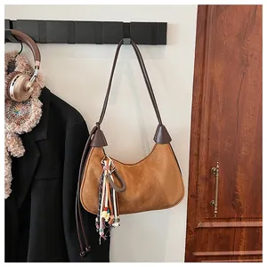 Sac demi-lune en suédine marron avec pompon perlé bohème et bandoulière en cuir