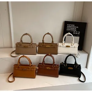 Vue détaillée de sacs à main colorés en cuir avec fermoir rotatif et bandoulières