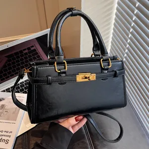 Petit Sac Carré Minimaliste Urbain en Cuir PU pour Femmes Sac à Main Vintage avec Fermoir Tournant en Métal et Bandoulière Réglable Sac Bandoulière de Bureau