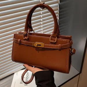 Sac à main bandoulière en cuir marron foncé brillant avec boucle en métal doré