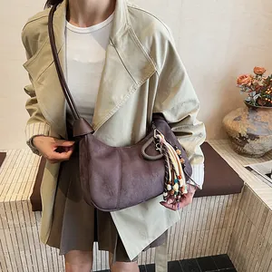 Sac bandoulière rétro en daim marron foncé en forme de croissant avec glands colorés