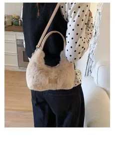 Detail der flauschigen beigen Plüschtasche mit Ledergriff und Schultergurt