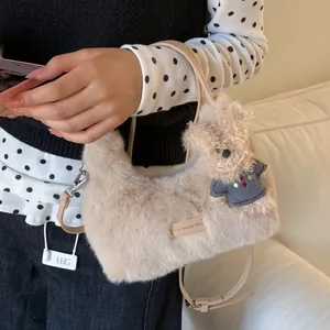 Flauschige beige Plüsch-Handtasche mit kleinem Bärenanhänger und braunem Schultergurt