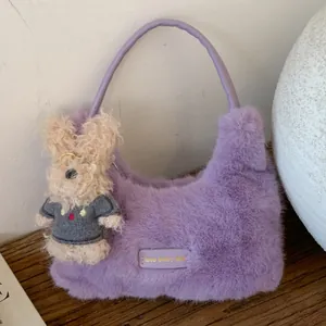 Schicke lila Plüschhandtasche mit Bärenanhänger und goldenem „love every day“ Aufnäher
