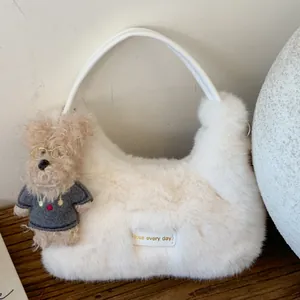 Schicke weiße Kunstpelz Handtasche mit Ledergriffen und niedlichem Teddybär Anhänger