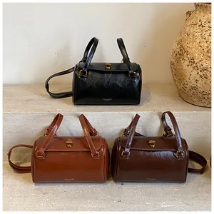 Détails de sacs Boston vintage en cuir ciré noir, couleur chameau et marron foncé